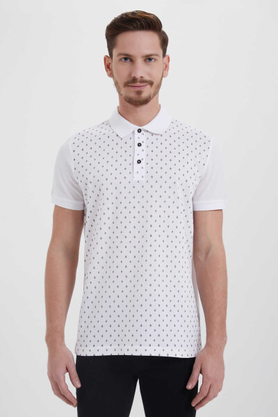 Beyaz Desenli Polo Yaka Tişört - 1