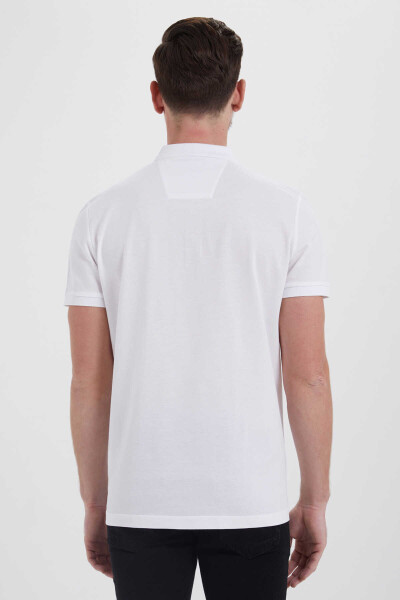 Beyaz Desenli Polo Yaka Tişört - 4