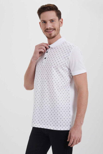 Beyaz Desenli Polo Yaka Tişört - 3