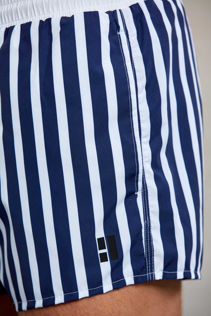 Beyaz Dinamik Fit Çizgili Yandan Cep Deniz Şortu - HTML (1)