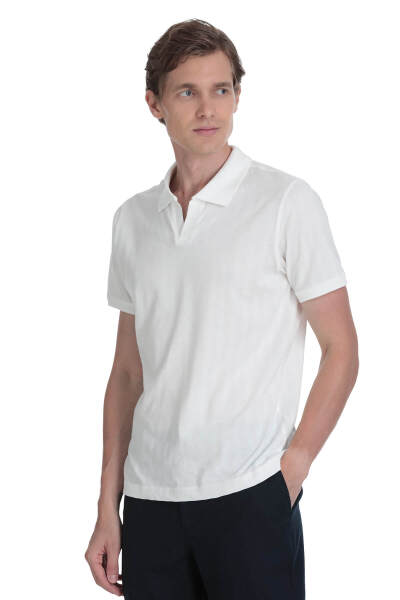 Beyaz Regular Fit Apaş Yaka Pamuklu Tişört 