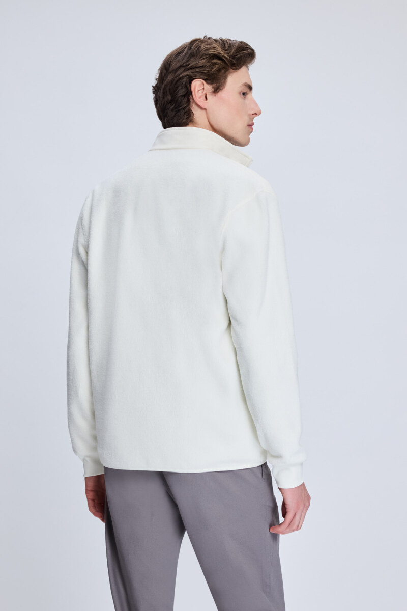 Beyaz Regular Fit Hakim Yaka Baharlık Mont - HTML (1)