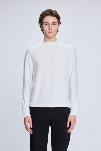 Beyaz Regular Fit Jakarlı Yarım Balıkçı Yaka Sweatshirt 