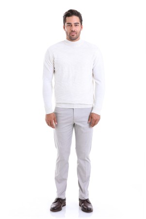 Beyaz Comfort Fit Jakarlı Yarım Balıkçı Yaka Yünlü Kazak - 3