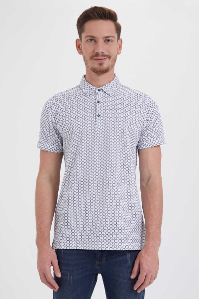 Beyaz Desenli Polo Yaka Tişört - 1