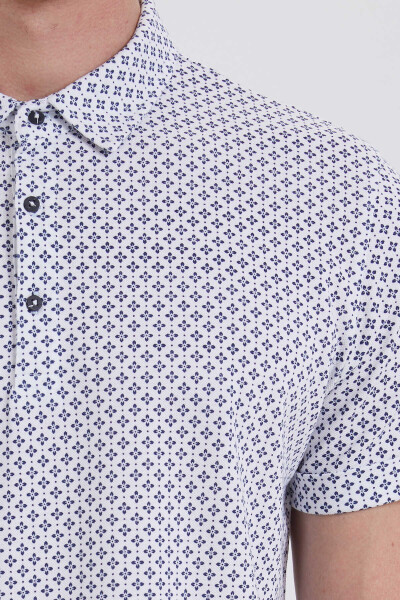 Beyaz Desenli Polo Yaka Tişört - 3