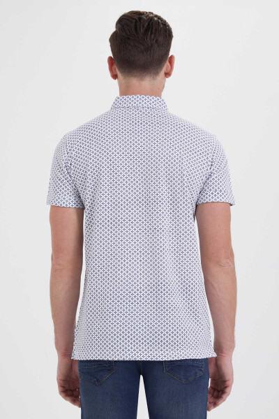 Beyaz Desenli Polo Yaka Tişört - 4
