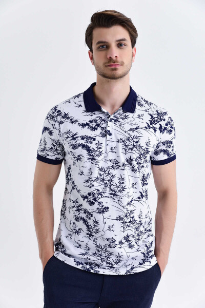 Beyaz Desenli Polo Yaka Tişört - 1