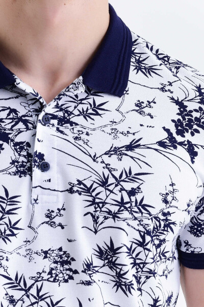 Beyaz Desenli Polo Yaka Tişört - 4