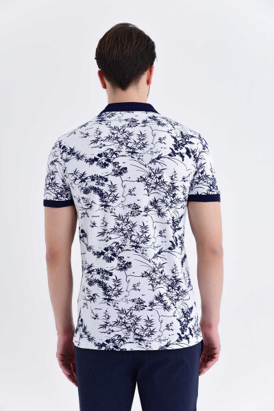 Beyaz Desenli Polo Yaka Tişört - 5