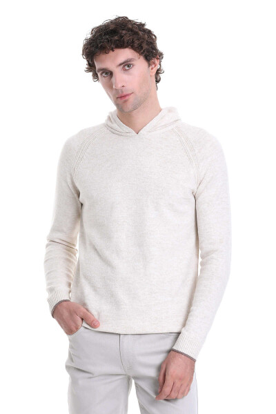 Ekru Regular Fit Bisiklet Yaka Jakarlı Kapüşonlu Kazak 