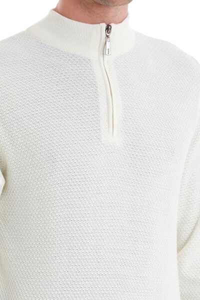 Ekru Regular Fit Jakarlı Yarım Balıkçı Yaka Fermuarlı Yünlü Triko Kazak - 5